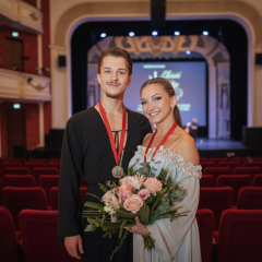 Ukrainian dancers with a bronze medal