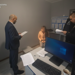 Портрет жінки з ножем у руці
