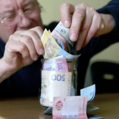 Українські пенсіонери з інформацією на державному порталі