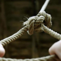 Чоловік повісився на дитячому майданчику