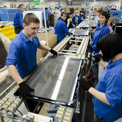 65% украинцев работают в Украине