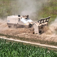 Дрони в небі над полем