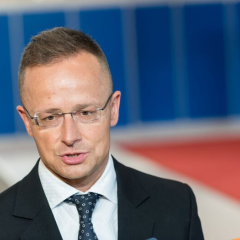 Политик выступает на пресс-конференции