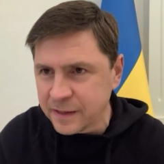 Зеленский с улыбкой представляет избирательный закон