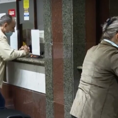 Пенсіонер з документами в руках