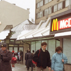 Логотип McDonald’s на фоні прапора Росії