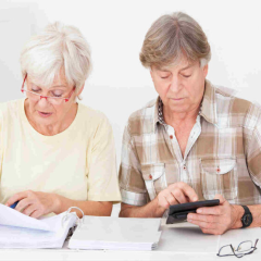 Стопка банкнот на столбе додаткових коштів