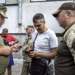Полицейские в будикамерах на ТЦК