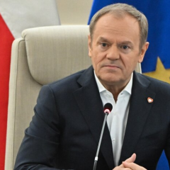 Президент Туск переглядає документи з Францією