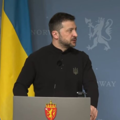 Зеленский на фоне американского флага в Саудовской Аравии