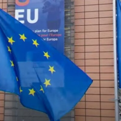 Державні прапори України та ЄС