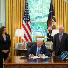 Джон Уокер Мейсон подписывает документы