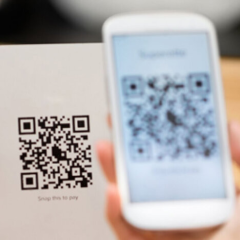 Люди в банку з карткою