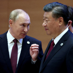 Си Цзиньпин разговаривает с Путиным в Кремле