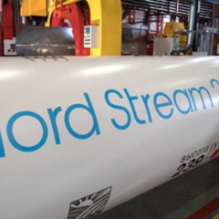 Замороженная труба с газом на фоне флага Украины