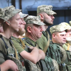 Українські громадяни з повістками на мобілізацію