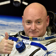 Астронавт Скотт Келлі з зібраними коштами.