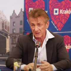 Шон Пенн вместе с правительством Польши поддержали украинских беженцев