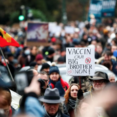 Протести у Брюсселі проти карантину: поліція з водометами