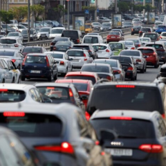 Водій за кермом автомобіля