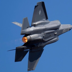 Розбите уламки винищувача F-35 на Алясці