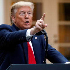 Трамп виступає на пресконференції