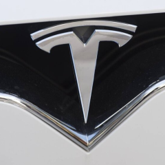 Фото пенсійного фонду Європи та акцій Tesla