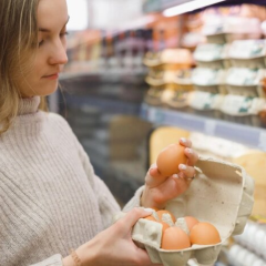 Картинка с яйцами Квочки на столе