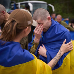 Украинские военнослужащие, курс доллара, цены