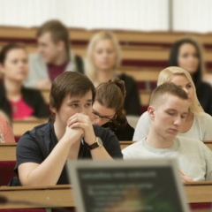 Грант та контракт у руках