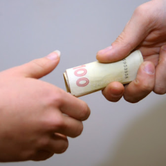 Чиновник викидає хабар у вікно