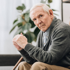 Пенсіонери на зупинці автобуса