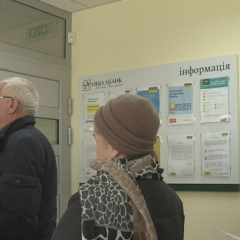 Старий чоловік дивиться вдосвіта на екрані телевізора