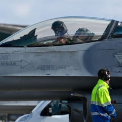 Військові літаки F-16 у польоті