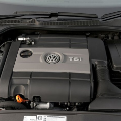 Водій вмикає кондиціонер, економія пального