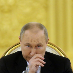 Допомагаючи Путіну утриматися при владі