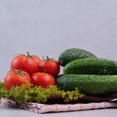 Огірки та помідори у супермаркеті