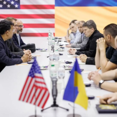 Логотип компании Axon на фоне американского флага