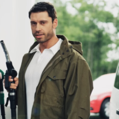 Автомобіль на заправці з logo WOG, ОККО та SOCAR