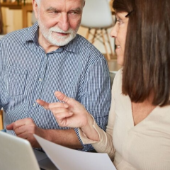 Гроші у банкнотах з іконами пенсіонерів.