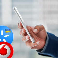 Человек читает новые тарифы на мобильный оператор