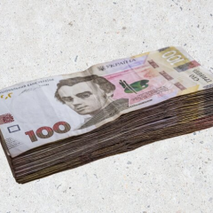 Пенсионер разговаривает с консультантом