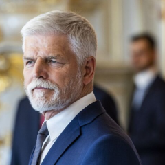 Українські волонтери воють під українським прапором