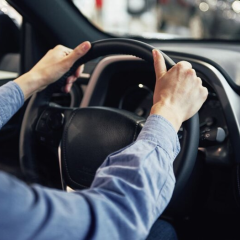 Водій відпочиває під час поїздки