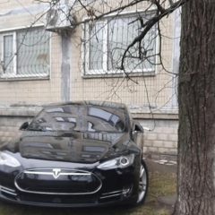 Авто заряджається від вікна квартири