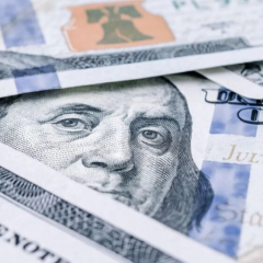 Українці купують долари: що буде з гривнею