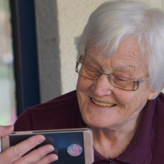 Пенсіонер отримує гроші