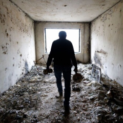 Зображення людей з чеками за ЖКГ