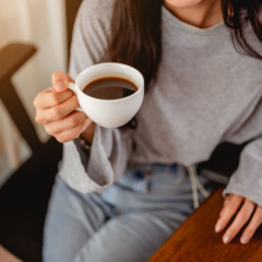 Три кофейные чашки, кофемолку и деньги