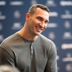 Володимир Кличко у мікрофоні на пресс-конференції